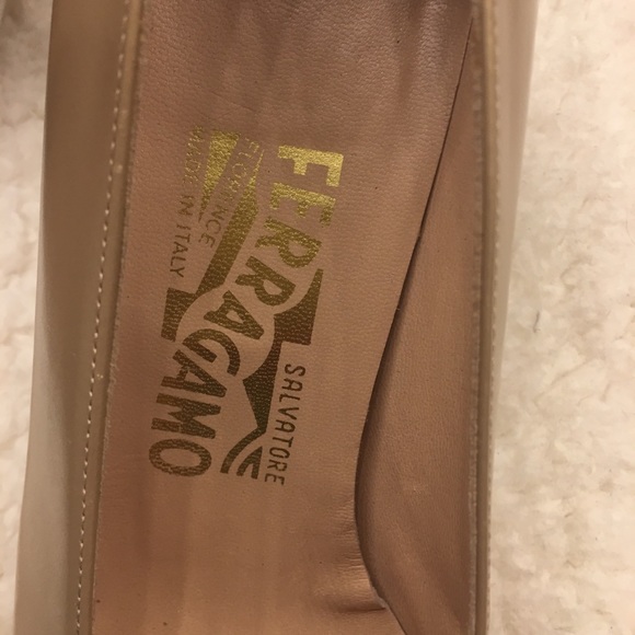 Salvatore Ferragaamo light gold size 7b shoes - Picture 5 of 7